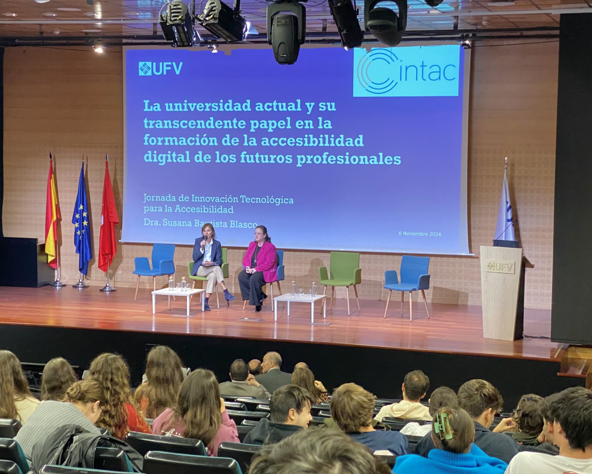 Mesa redonda en la que aparecen los ponentes